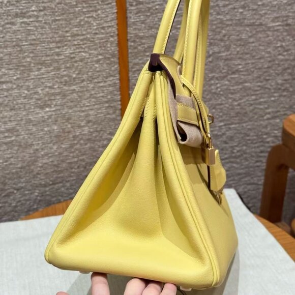 Classic Hermes Bag: A Stylish and Versatile Choice for Elegance - Picture 5 of 5